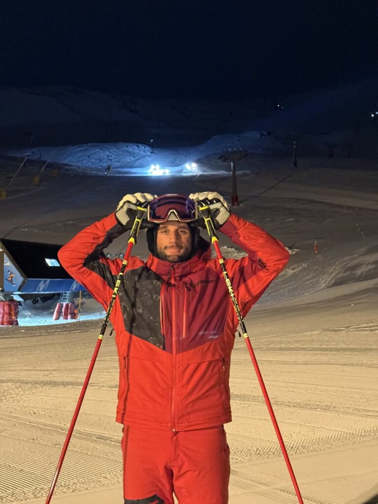 Jose Luna, profesor de esquí, en pista de noche